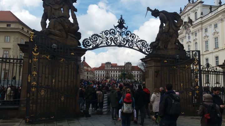 V pátek se opět otevře Brána gigantů na Hradě. Znovu začne i střídání stráží