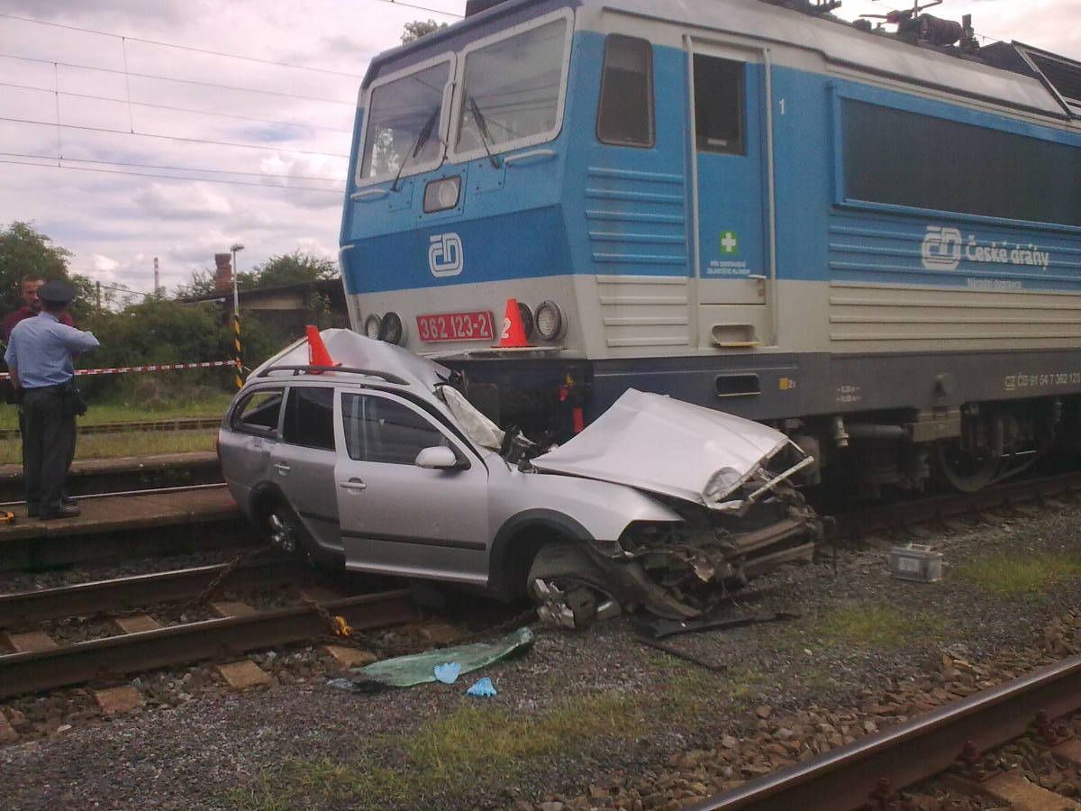 Nehoda auta a vlaku v Chropyni