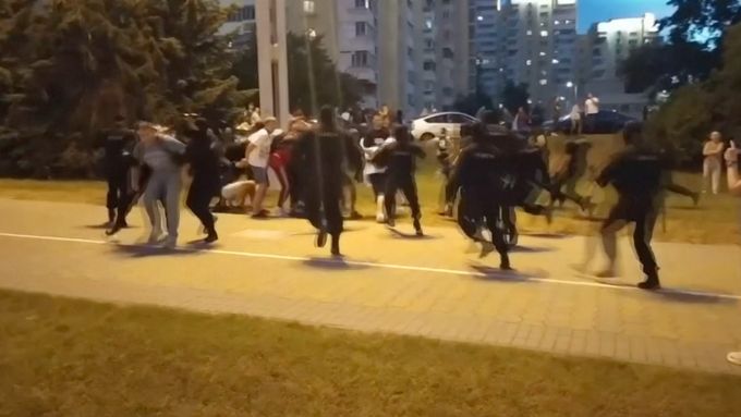 Zásah bezpečnostních složek proti demonstrujícím v Minsku a Vitebsku