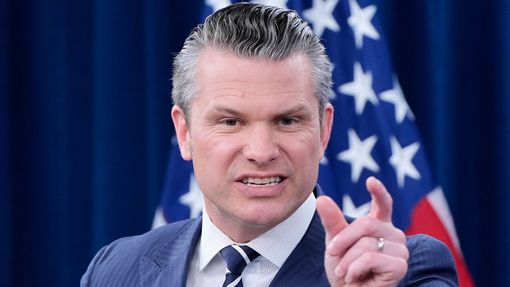 "Operace, kterou naplánoval prezident Trump, byla odvážná a brilantní," prohlásil v neděli v Pentagonu americký ministr obrany Pete Hegseth.