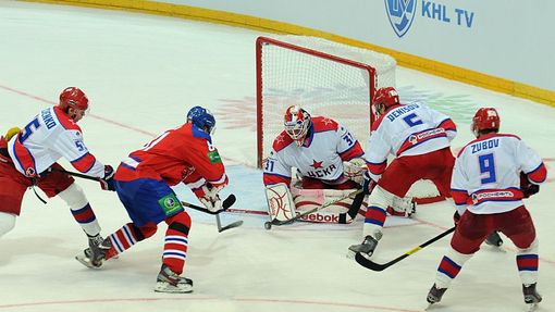 Hokejista Lva Praha Marcel Hossa střílí na Rastislava Staňu přes (zleva) Alexeje Marčenka, Děnise Děnisova a Ilju Zubova v utkání KHL proti CSKA Moskva.