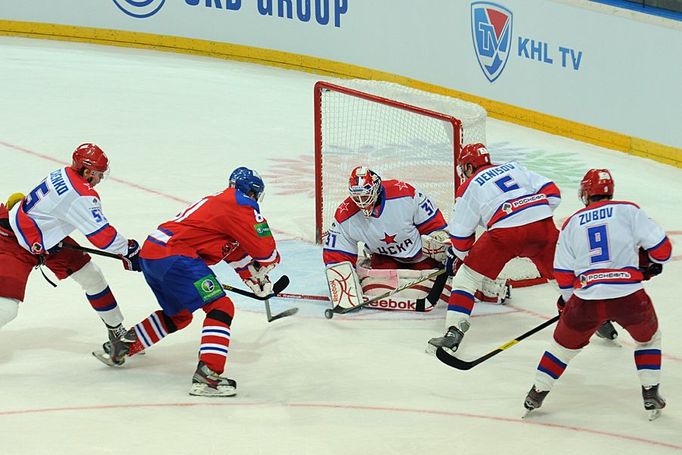 Hokejista Lva Praha Marcel Hossa střílí na Rastislava Staňu přes (zleva) Alexeje Marčenka, Děnise Děnisova a Ilju Zubova v utkání KHL proti CSKA Moskva.