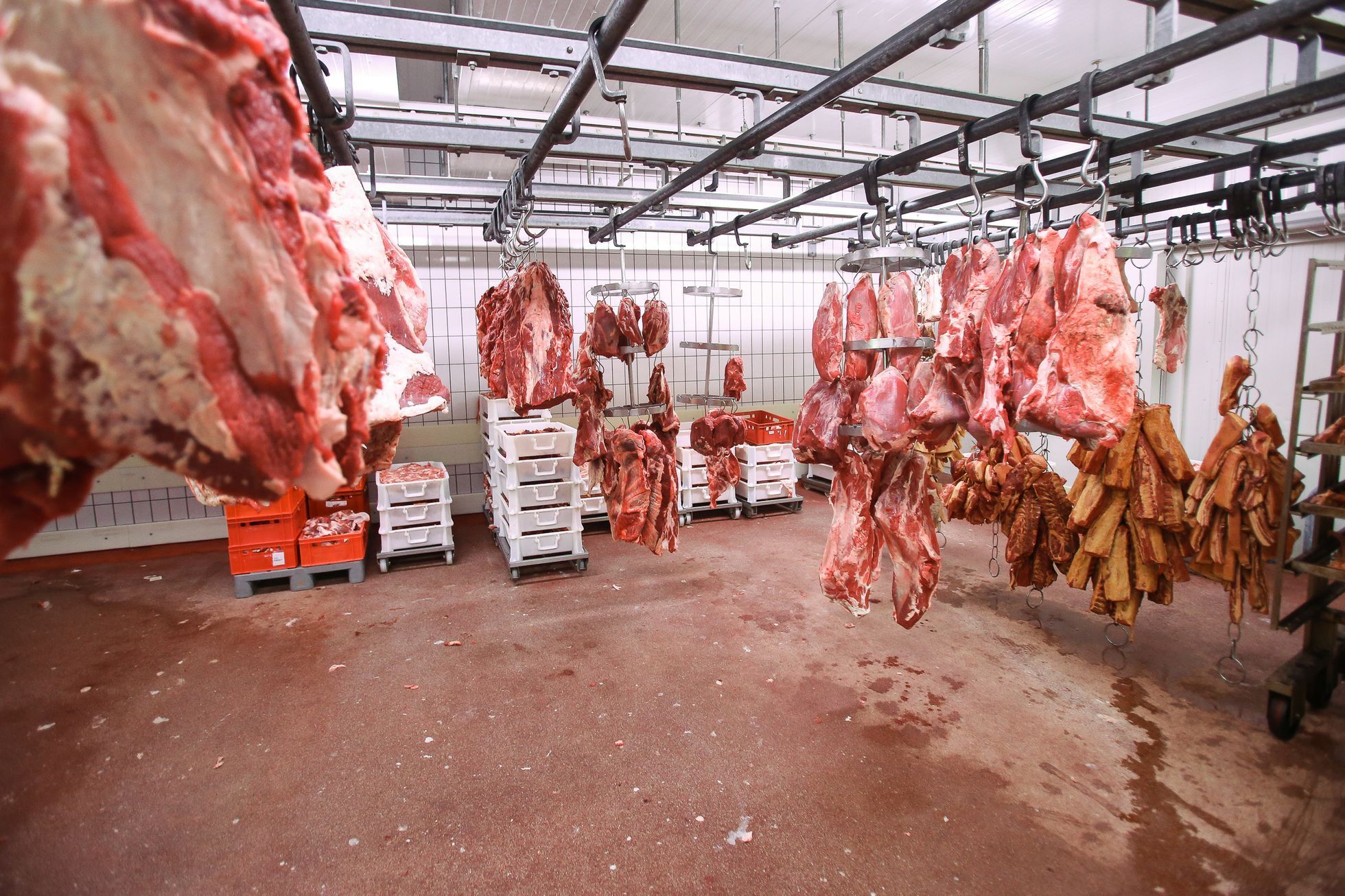 Hyperkmarket Globus - příprava masa, řeznictví, řezník Pavel Holeček