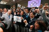 "Chtěl bych poděkovat všem v olympijském hnutí, připravíme ty nejúžasnější olympijské hry," řekl japonský premiér Šinzo Abe v rozhovoru pro agenturu Reuters. "Je to ohromná pocta, budeme děkovat hlavně lidem v Japonsku, že nám tenhle úspěch umožnili.