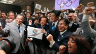 "Chtěl bych poděkovat všem v olympijském hnutí, připravíme ty nejúžasnější olympijské hry," řekl japonský premiér Šinzo Abe v rozhovoru pro agenturu Reuters. "Je to ohromná pocta, budeme děkovat hlavně lidem v Japonsku, že nám tenhle úspěch umožnili.