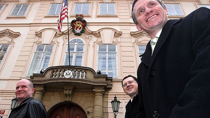 Šéf lidovců Jiří Čunek odchází ze schůzky s americkým velvyslancem.
