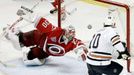 Gólman Caroliny Hurricanes Cam Ward při zákroku proti Shawnu Horcoffovi z Edmonton Oilers ve finále Stanley Cupu.