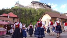 Největší přehlídka folkloru ve středních Čechách: Staročeské máje startují v sobotu