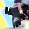 Policejní důstojník drží zbraň, kterou Pavel Vondrouš vystřelil na prezidenta Klause.