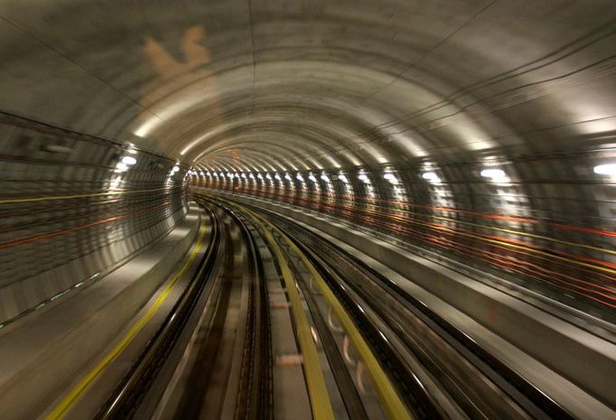 V tunelu metra při rychlosti 80 km/h.