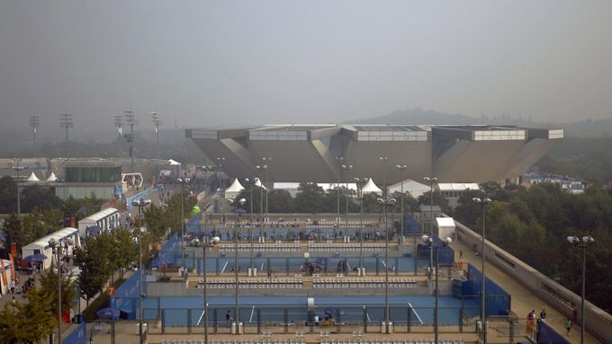 Smog zahaluje kurty v Pekingu