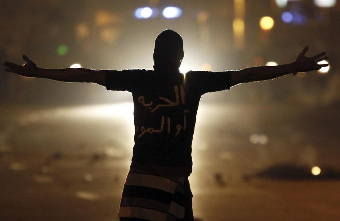 A protester, who opposes Egyptian President Mohamed Mursi, shouts slogans at riot police during clashes in front of the presidential palace in Cairo February 11, 2013. Protesters demanding the departure of Egyptian President Mohamed Mursi clashed with police outside his palace on Monday on the second anniversary of the overthrow of veteran autocrat Hosni Mubarak.The words on the shirt reads, "Freedom or Death." REUTERS/Amr Abdallah Dalsh (EGYPT - Tags: POLITICS CIVIL UNREST TPX IMAGES OF THE DAY) Published: Úno. 11, 2013, 11:51 odp.