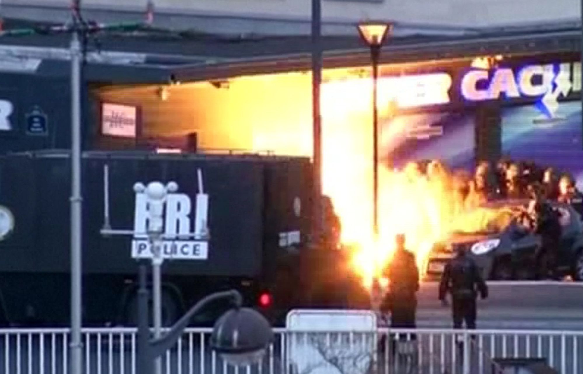 Exploze při zásahu policie v pařížském obchodě Hyper Cacher.