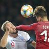 Harry Kane a Patrik Schick v utkání kvalifikace ME 2020 Česko - Anglie