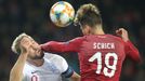 Harry Kane a Patrik Schick v utkání kvalifikace ME 2020 Česko - Anglie