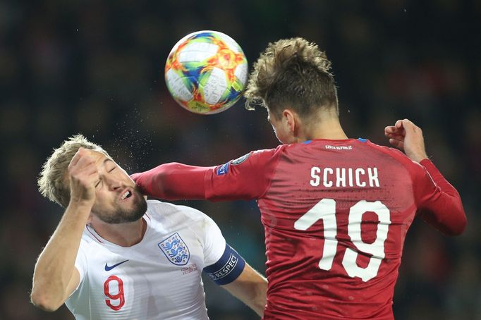 Harry Kane a Patrik Schick v utkání kvalifikace ME 2020 Česko - Anglie