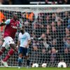 Carlton Cole slaví gól v utkání West Ham - Chelsea