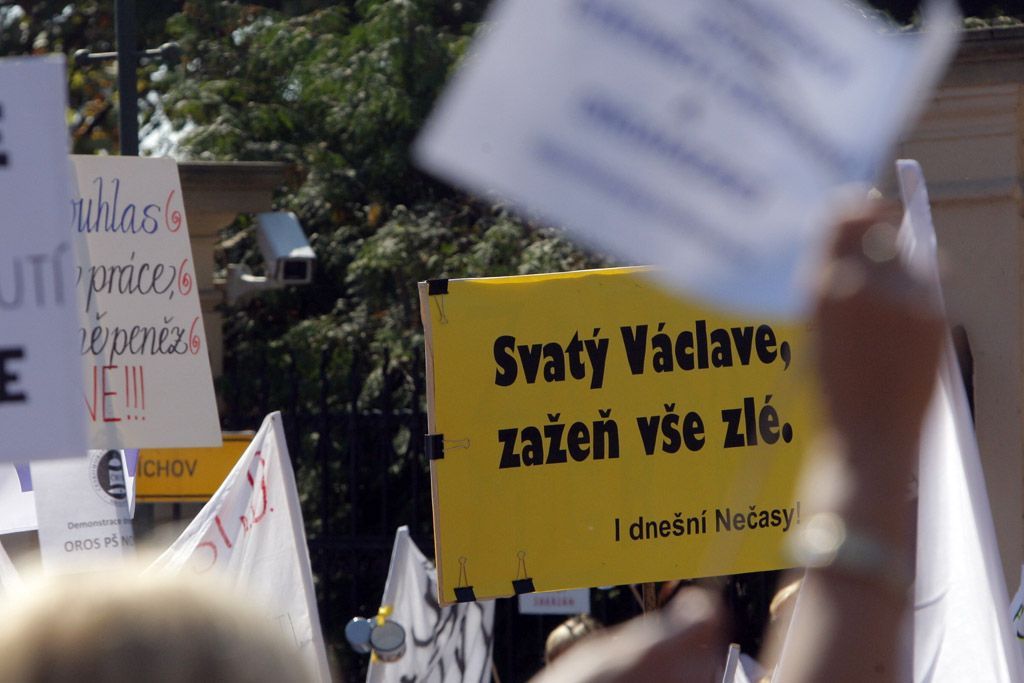 Demonstrace - policisté a zdravotníci