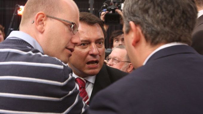 Jiří Paroubek a Bohuslav Sobotka zatím ve funkcích nemají protikandidáty.