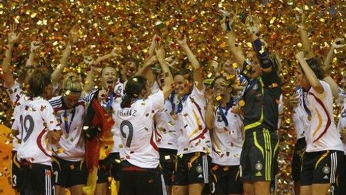 ZÁŘÍ - Ze světového prvenství se taktéž mohli radovat německé fotbalistky. Ty ve finále porazily Brazilii 2:0. Klíčovým momentem byla ve druhém poločase&nbsp;neproměněná penalta nejlepší hráčky turnaje - Marty.