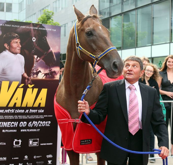 Český dostihový žokej Josef Váňa a jeho kůň Tiumen na premiéře dokumentárního filmu o své osobě.