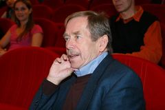 Havel prožil klidnou noc, zůstává ale na přístrojích
