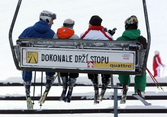 Václav Klaus má ale zřejmě raději méně točivé disciplíny. Dokonale totiž drží stopu. (Prezident označen červenou šipkou.)