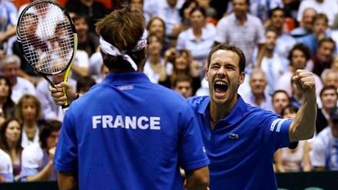 Šampaňské i gesta ve Francii. Mají jisté finále Davis Cupu