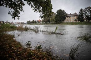 Obrazem: Rozvodněné řeky i zaplavené ulice. Jak to vypadá v zasažených místech