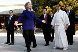 V Japonsku si Hillary Clintonová prohlédla svatnyi Meiji, která leží v Tokyu. Pak uspořádala tiskovou konferenci.