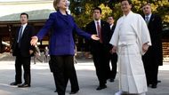 V Japonsku si Hillary Clintonová prohlédla svatnyi Meiji, která leží v Tokyu. Pak uspořádala tiskovou konferenci.