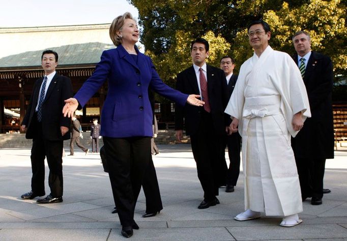 V Japonsku si Hillary Clintonová prohlédla svatnyi Meiji, která leží v Tokyu. Pak uspořádala tiskovou konferenci.