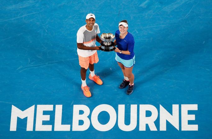 Barbora Krejčíková a Rajeev Ram slaví triumf ve finále smíšené čtyřhry na Australian Open 2021