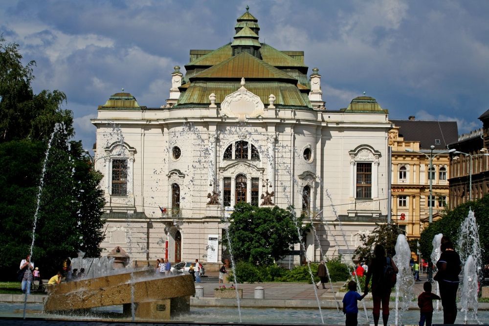 Budova ústeckého divadla, pohled z Lidického náměstí