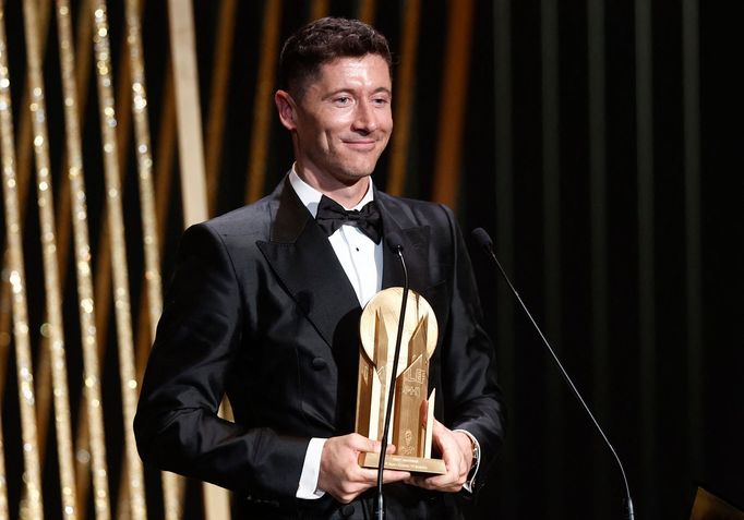 Robert Lewandowski (FC Barcelona) s trofejí Gerda Müllera