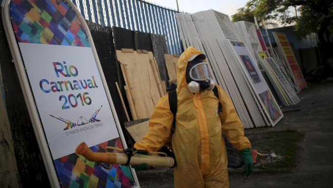 Na místě, kde za pár dní propukne karneval, teď město stříká insekticidy.