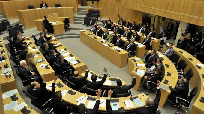 Kyperský parlament zdanění vkladů v bankách odmítl.