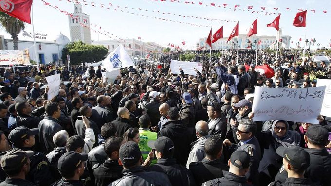 Foto: Tunisko opět bouří. Kvůli vraždě opozičního předáka