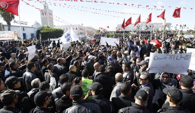 Tunisian police officers and security personnel demonstrate in Tunis January 31, 2013. Thousands of policemen protested outside the Tunisian prime minister's office on Thursday demanding better pay, equipment and protection, as the birthplace of the Arab Spring faces a growing security threat from radical Islamists. REUTERS/Zoubeir Souissi (TUNISIA - Tags: BUSINESS EMPLOYMENT POLITICS CIVIL UNREST CRIME LAW) Published: Led. 31, 2013, 3:24 odp.