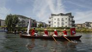 V půli července se na Temži mezi Sunbury-on-Thames a Windsorem opět objevily více než sto let staré pramice, v nichž se kdysi plavila posádka v sytě zbarvených uniformách.