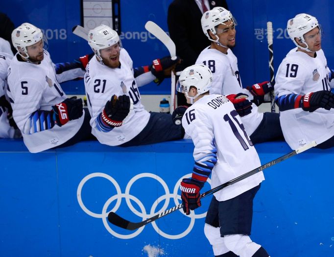 Ryan Donato slaví gól na 0:1 ve čtvrtfinále Česko - USA na ZOH 2018