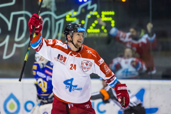 Vilém Burian z Olomouce se raduje ze vstřeleného gólu ze zápasu předkola play off extraligy se Zlínem