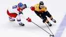 Roman Červenka a Tim Stützle v zápase MS 2025 Česko - Německo