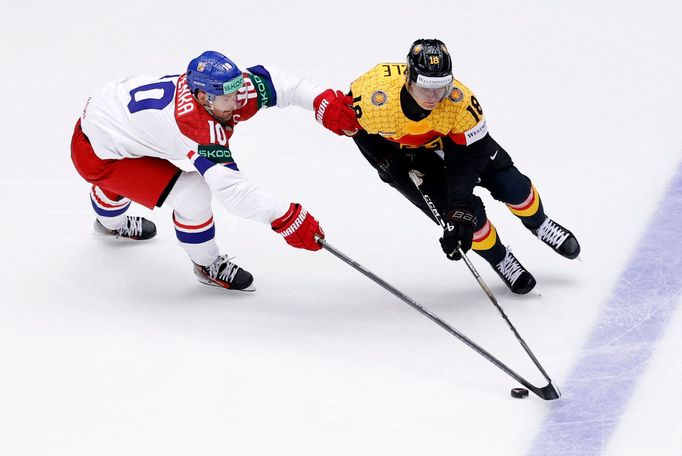 Roman Červenka a Tim Stützle v zápase MS 2025 Česko - Německo