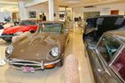 Sbírka starých Jaguarů za 10 milionů je k vidění v Plzni. Otevřel se tu autosalon Jaguar Land Rover