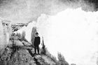 Protažené koleje, které lemují více než dvoumetrové stěny sněhu. Sierra Nevada, rok 1917.