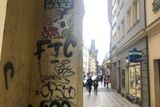 Graffiti kousek od Karlova mostu. Vítejte v centru Prahy, turisté.