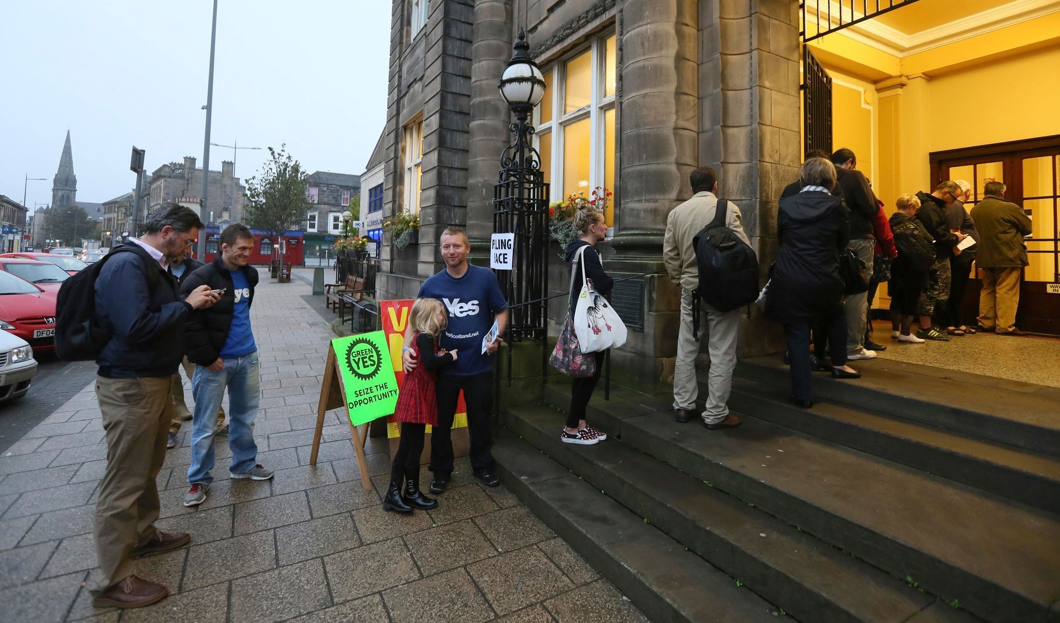 Hlasovací místnosti se ráno otevřely. Na snímku fronta v Protobello nedaleko Edinburghu.