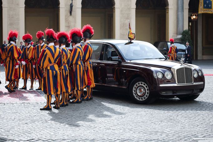 Členové Švýcarské gardy pózují na fotografii v den, kdy britský král Karel a královna Camilla navštívili nádvoří San Damaso.