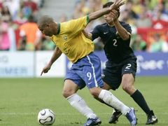 Australan Lucas Neill (v tmavém) se snaží zastavit Brazilce Ronalda.